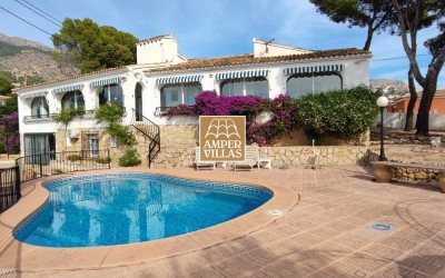 Villa mediterránea con bonitas vistas al mar.